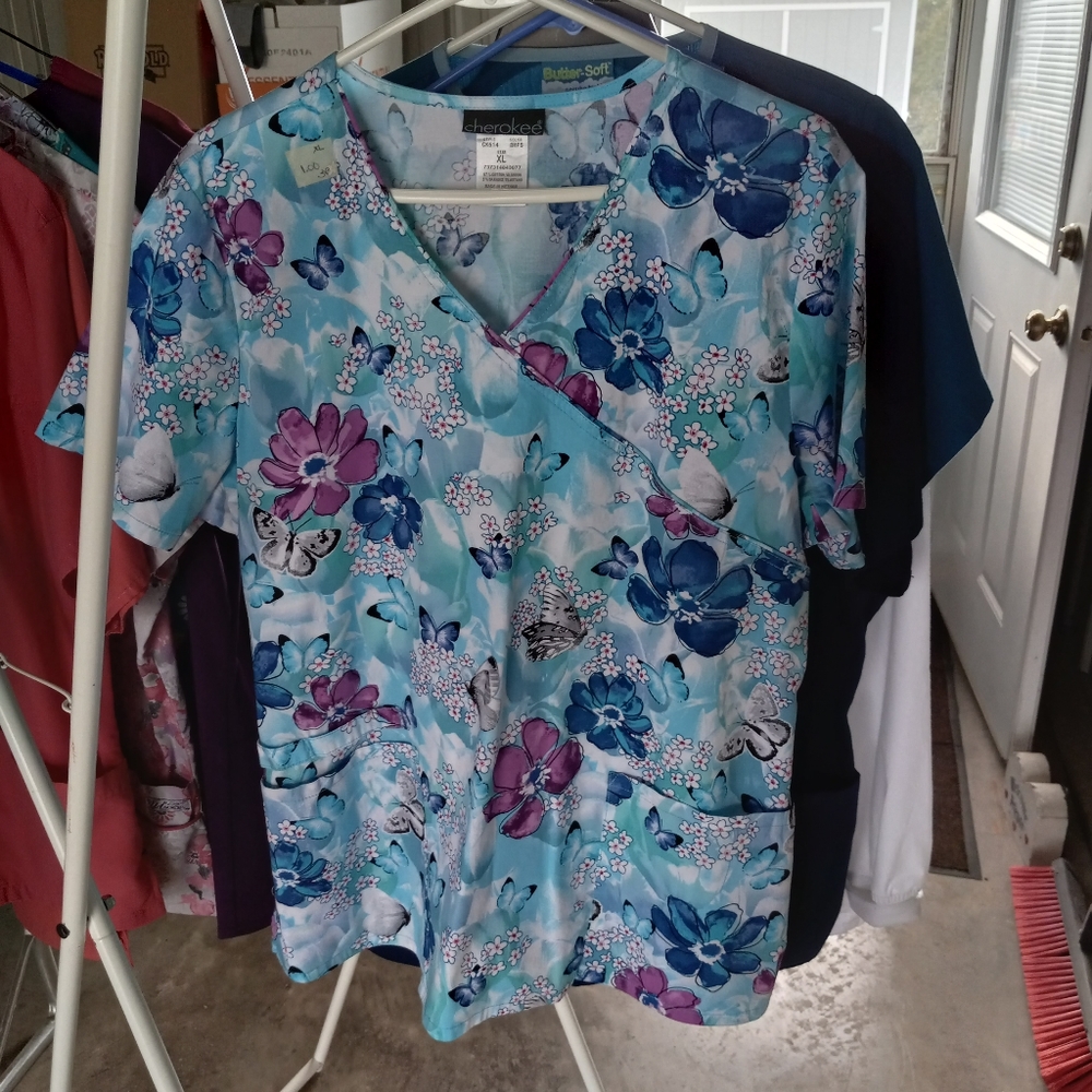 Women's print scrubs